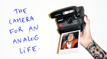 手持黑色 Polaroid Flip 即影即有相機