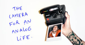 手持黑色 Polaroid Flip 即影即有相機