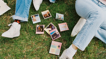 夏日明亮戶外環境中的 Polaroid 即影即有相片