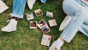 夏日明亮戶外環境中的 Polaroid 即影即有相片