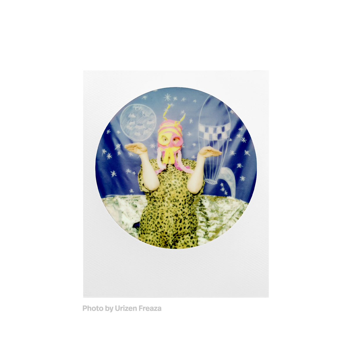Polaroid Color 600 Film – Round Frame – product view 2
