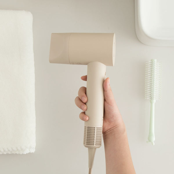 BRUNO BAK811 lightweight hair dryer held in one hand